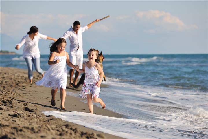 Family-in-white-on-beach